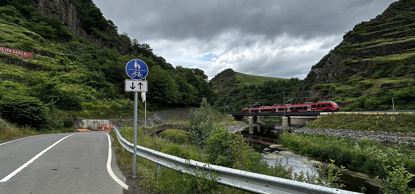Neuer geteilter Radweg entlang der Bahnstrecke Ahrtal
