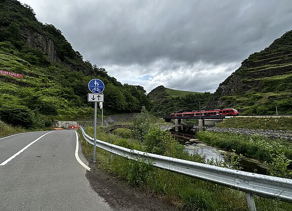 Neuer geteilter Radweg entlang der Bahnstrecke Ahrtal